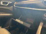 グローブボックスは車検証セットなどをしまうのにぴったりなサイズです。