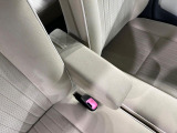 【アームレスト】運転中の身体の負担を軽減してくれるアームレストを装備♪
