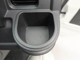 カップホルダーは運転席や助手席からちょうど手の届く位置です!!