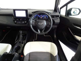 革巻きステアリングで快適な操作性の運転席です。