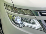 【LEDヘッドライト】悪天候や夜間走行時も良好な視界を確保し安心して運転できる高輝度LEDヘッドライトを装備!点灯速度が早く、消費電力も抑えられています。