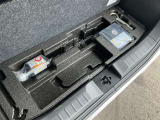 トランク下部には、パンク修理剤が入っています。