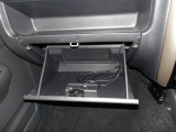 車検証入れなどに便利なグローブボックスです。