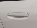 【デザインとの融合】BMWデザイナーが創り出したボディデザインを損なう事のない様に配置とデザインに拘っています。ドアノブについてもBMWの拘りに妥協はありません。