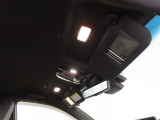 サンバイザーにはバニティーミラー付いてます。照明も付いていて便利です。