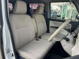 運転席まわりには十分なスペースがあり、大柄な方でもゆったり運転していただける環境です。