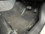 内装工程では、中古車を気持ちよくお乗りいただけるよう清掃しています。ニオイの元となるフロアカーペットまで洗浄・消臭済み?