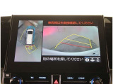 【パノラマモニター】に搭載した4つのカメラにより、車を真上から見ているような映像を表示。運転席から確認しにくい車両周囲の状況を把握できます。