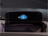 【ヘッドアップディスプレイ】現在の車速表示や目的地へのルート案内やメディア関連のリストを表示する事が可能です。視線移動を減らす事によりドライブに集中して頂けます。
