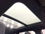 ●サンルーフ:開放感たっぷりの希少装備、サンルーフが装着されています!車内に明かりを取り入れたり景色を楽しむ以外にも、車内の空気も簡単に換気できて快適です!