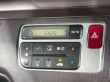 【オートエアコン】一度お好みの温度に設定すれば、車内の温度を検知し風量や温度を自動で調整。暑い&hellip;寒い&hellip;と何度もスイッチ操作をする必要はありません。快適な車内空間には必須の機能ですね♪