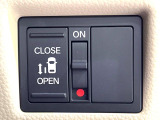 【パワースライドドア】スマートキーや運転席のスイッチでスライドドアの開閉が可能♪電動だから力を入れてドアを開ける必要が無く、小さいお子様でも、重い荷物を持っている時もラクに開け閉めできます♪