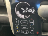 【オートエアコン】一度お好みの温度に設定すれば、車内の温度を検知し風量や温度を自動で調整。暑い&hellip;寒い&hellip;と何度もスイッチ操作をする必要はありません。快適な車内空間には必須の機能ですね♪
