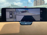 車体がシースルー(透過)して周囲の死角を無くす最新の『360&deg;シースルービューモニター』を搭載。大きな車体でも、上空から見下ろす正確な視点で、狭い道や駐車をサポートします。