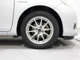 アルミホイールを装備、タイヤサイズは175/65R15です。