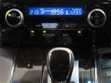 左右独立温度コントロールフルオートエアコンです。運転席、助手席それぞれで独立して温度設定ができます。冷え性の方が乗っても安心ですね♪