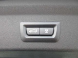 電動リアゲート装備です。バンパー下でのキックスイッチも装備されております。
