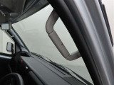 運転席に乗降用アシストグリップを装備しております。