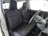 【清潔感のある運転席&助手席】隅々までクリーニングの行き届いた運転席&助手席。目立ったシミや汚れ等もございません。快適なドライブをどうぞ。
