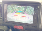 【バックカメラ】駐車時に後方がリアルタイム映像で確認できます。大型商業施設や立体駐車場での駐車時や、夜間のバック時に大活躍!運転スキルに関わらず、今や必須となった装備のひとつです!