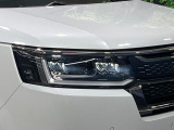【LEDヘッドライト】悪天候や夜間走行時も良好な視界を確保し安心して運転できる高輝度LEDヘッドライトを装備!点灯速度が早く、消費電力も抑えられています。