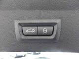 電動テールゲートスイッチでの開閉以外にも、キーリモコン、キック開閉も利用可能です。