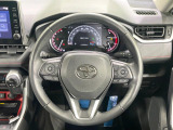 インテリアに合わせたデザインのステアリングは、運転される方のことも考え、運転しやすい形状、大きさです。是非一度、実際に触ってお確かめください。