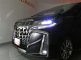 LEDヘッドライトです。デザイン性がよくとても明るいので、夜間の走行や悪天候でも安心です。しかも長寿命!