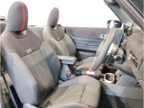 MINIの少し硬めのシートは乗り降りもしやすく、長距離ドライブでも疲れません。