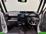 360&deg;UV&IRカット機能ガラス採用。見易い計器類と運転し易いレイアウトのドライビングポジションは、極細Aピラーの採用で視角も少なく前方&左右の見切りが良く安心して運転できます。