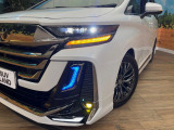 【LEDヘッドライト】悪天候や夜間走行時も良好な視界を確保し安心して運転できる高輝度LEDヘッドライトを装備!点灯速度が早く、消費電力も抑えられています。