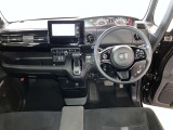 運転席周りのレイアウトをご覧ください。ナビゲーションが綺麗に装着されすっきり収まってますね!