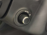 【電動調整ステアリングコラム】シートメモリーと合わせて使用すると複数人運転する場合は、お好きなポジションを記憶する事ができます。細かな調節も可能なため、快適な運転が楽しめます。