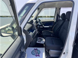 高いホールド性で運転姿勢が安定します。長距離ドライブでも疲れにくいのが魅力です。快適なドライビングライフをお送りください♪