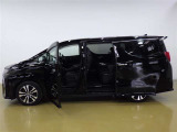 乗り降りしやすい高さの車両です