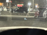 【ヘッドアップディスプレイ(HUD)】フロントウインドウガラスに走行情報を投影します。運転中の目線と重なるように表示されるので、少ない視線移動で速度が確認できるので、 ドライビングに集中できます!