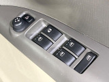 【電動格納ミラー】サイドミラーは電動格納式となっており、狭い駐車場でもキズがつくリスクを抑えられます。