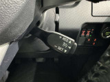 クルーズコントロール機能が付いています。 速度を設定するとアクセルを踏まなくても一定の速度で走ることができます。  高速道路ではとても便利な装置なんです。