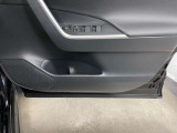運転席、助手席ドアポケットにドリンクホルダーが付いています