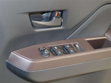 車の基本装備のひとつのパワーウインドウです。オート機能もあって、押し方の強弱で調整も出来ます。