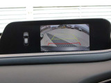 車体がシースルー(透過)して周囲の見通しを高めた設計の『360&deg;シースルービューモニター』を搭載。大きな車体でも、上空から見下ろす正確な視点で、狭い道や駐車をサポートします。