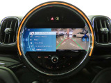 バックカメラ&前後方パークセンサーはリバースシフトに連動し、ナビゲーションモニター上へ切り替わります。前後方部死角にある障害物等を検知すると警告音で知らせてくれます。