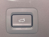 【パワーバックドア】スマートキーや運転席のボタンを押すだけでリアゲートが自動で開閉します!荷物を持っている時や、高い位置にあるバックドアを閉める際に便利な機能です♪