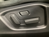 運転席にはパワーシートを装備!シート位置を記憶するメモリー機能付きなのでご夫婦で2名分セットすると便利です♪