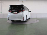 シームレスに光を放つ大型リヤコンビネーションランプ。