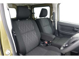 しっかりとしていて上質な座り心地のシートです。 座り心地も良くて長時間の運転も快適ですよ。 肌触りの良いシートが評判です。