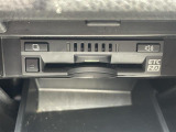 【ETC2.0(DSRC/ITSスポット)】ETCカードを挿入すれば料金所はノンストップで通過できます。ETC限定の割引や、高速道路の情報提供サービスを利用できます。
