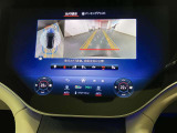 【全方位型モニター】クルマを上空から見下ろしているかのように、直感的に周囲の状況を把握できる全方位型モニター。狭い場所での駐車でも周囲が映像で確認できます。
