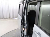 両側パワースライドドア付きだから、狭い駐車スペースなどでの 乗り降りラクラク!小さなお子さまのいるご家庭には嬉しい装備。