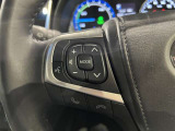 ステアリングスイッチ付きで、運転中に視線を前に向けたまま操作できます。